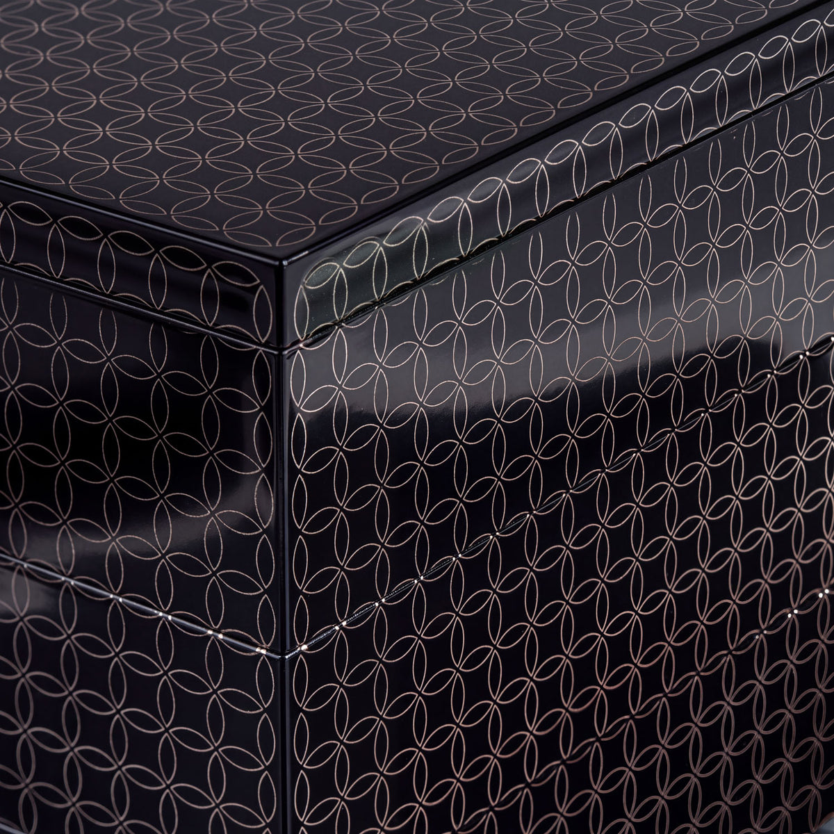 Geometric Circles 3 Tier Japanese Lacquer Box detail