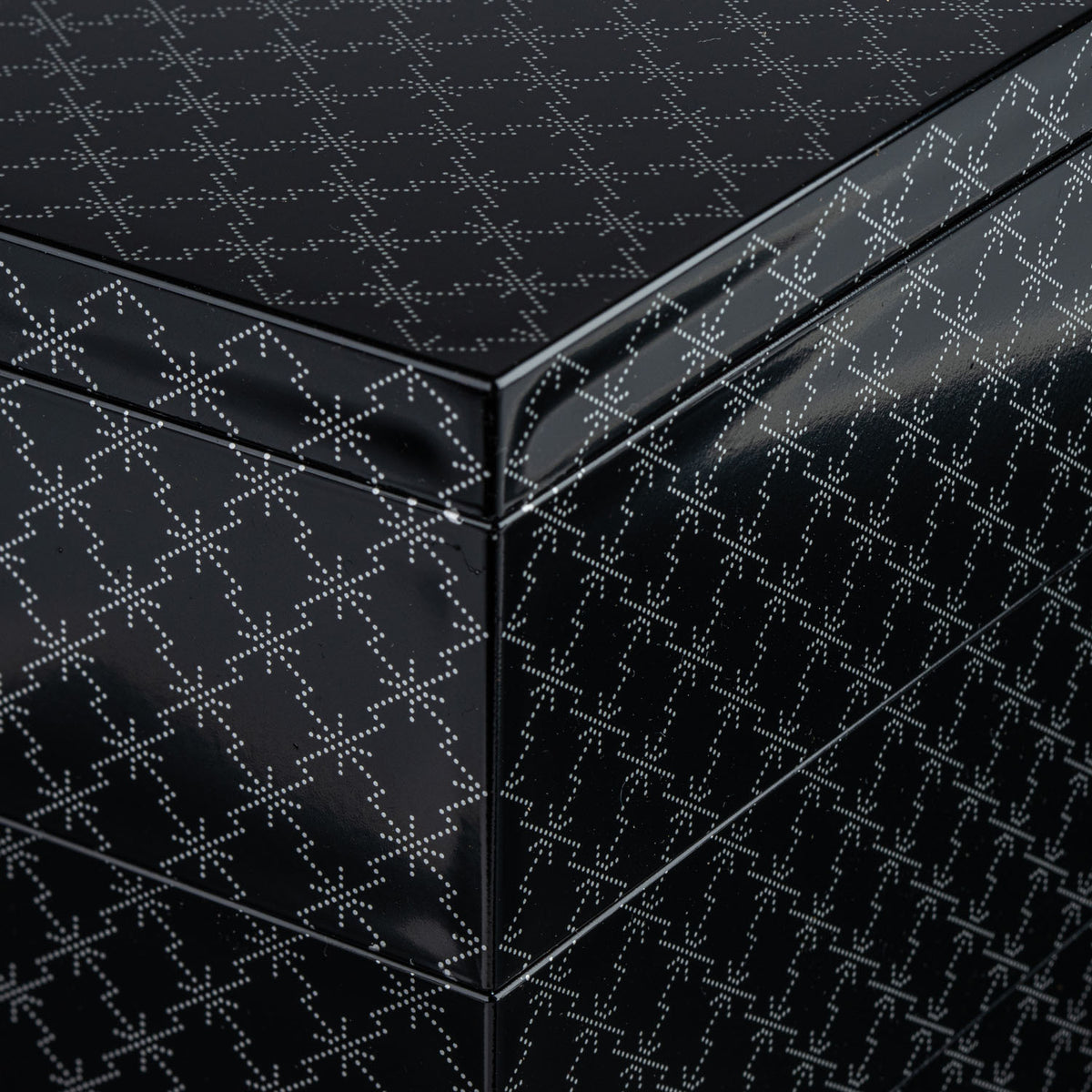 Matsukawabishi 3 Tier Japanese Lacquer Box detail